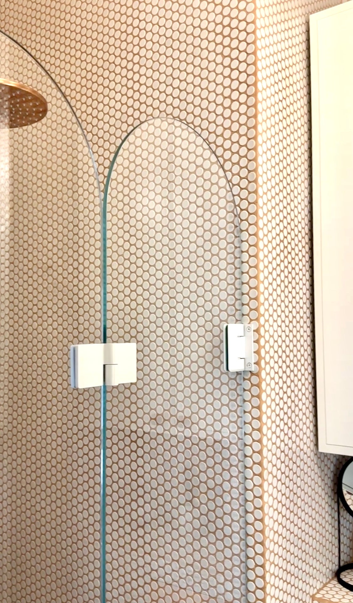 Kaari - kääntyvä tai kiinteä puolikaari suihkuseinä