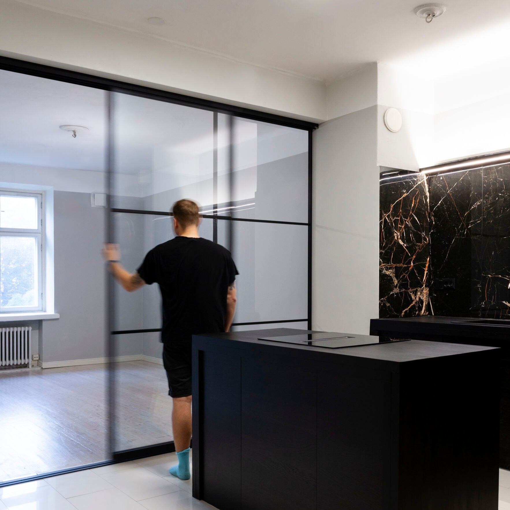Frame Myrsky – lasiseinä liukuovilla